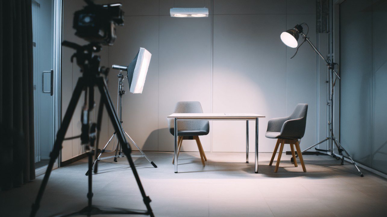 Grabación de vídeo testimonial: configuración de cámara e iluminación de entrevista