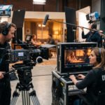 Equipo de rodaje profesional en un set con cámara de cine, luces y monitor de dirección