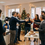 Cena de empresa navideña grabada para un vídeo de felicitación